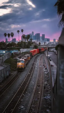 Quick photo tip! Balance out an composition by contrasting one main subject (in this case the train) with an opposing foreground (the fence). 🎥: @_alexqian  • • • #phototip #photooftheday #photography #phototutorial 