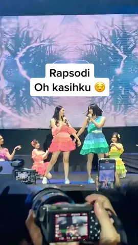 Aku mah cuma “oh kasihku” aje yee.. sebelah komen: “wah udah jadi konten tiktok ini mah” 👀 #jkt48 #jkt48newera #rapsodijkt48 #adeljkt48 #asheljkt48 #delshel #goplay 