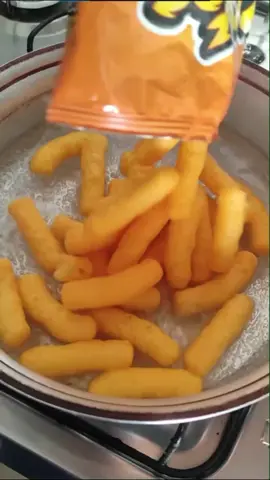 COLOQUE CHEETOS NA ÁGUA E OLHA NO QUE DEU #cheetos #macarrao #receitasimples #miojo #receitafacil #queijo #macarrão #almoco 