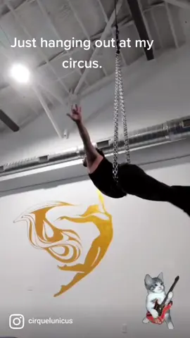Doing a bit of improv on my chains at my home circus (please note music added later so it doesn't quite match up) it feels so wonderful to fly again. I've missed this. #aerial #aerialchains #maleaerialist #circuslife #masterofpuppets #eddiemunson 