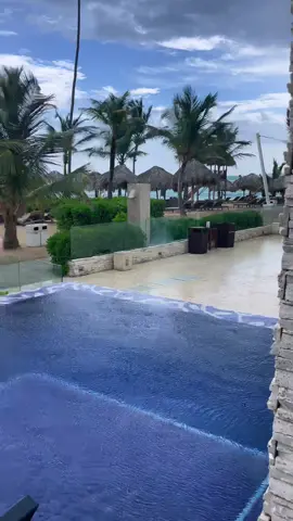 This wrap around swimout pool gets me hot and ready just like this song lol #royaltonchicpuntacana #traveltiktok #swimoutsuite #blackgirltravel 
