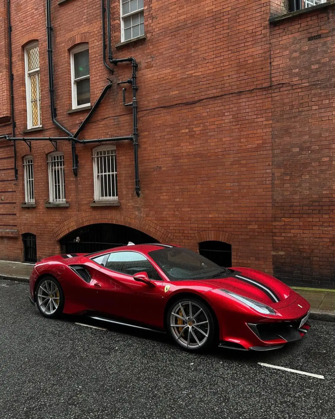 “the small details are what matters” #fyp #cars #carsoftiktok #ferrari #red #whalesound #rain cr : ugriu_ ig