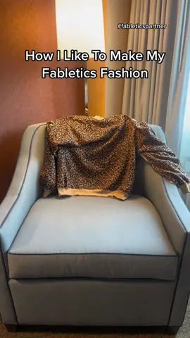 @fabletics is so fashionable it makes me feel stylish even when I am lounging around my hotel. #myfabletics #moveinfabletics #fableticspartner #athleisurewear #howistyle #bikershorts #crewsweatshirt #travelwear #whatipack 