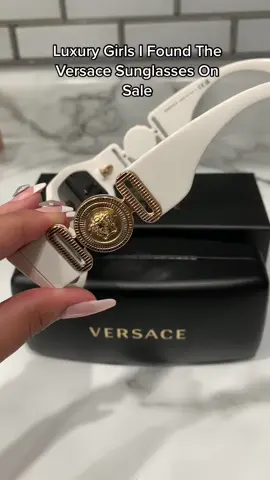 Luxury girls I found the Versace Medusa biggie sunglasses in white and gold on sale at designer optics. This is a Versace Sunglass unboxing designer on sale you can get luxury for less. It’s in my b10 #versacesunglases #designersunglasses #blackgirlluxurylifestyle #versacemedusabiggie #designeronsale #luxuryforless #versaceunboxing 