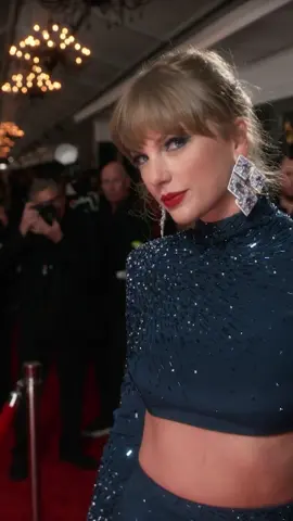 #TaylorSwift at the #GRAMMYs is a slow-motion, love potion. 💙