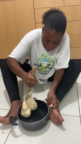 Cách nấu FUNGI của người dân Angola CHÂU PHI sẽ như thế nào. Mọi người cùng đón xem nhé!! #cogaichauphi #cuocsongchauphi #viral #xuhuong 