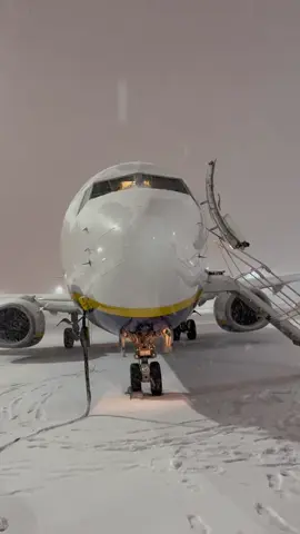 Winter time in airport ✈️❄️⛄️#aviation #airport #boeing737 #ryanair #krakow 