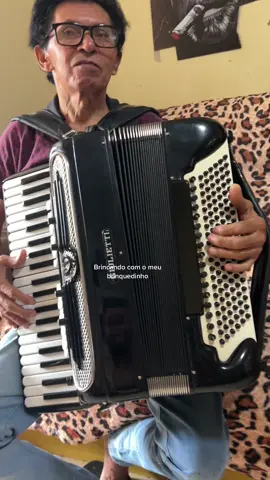 O sanfoneiro Simão mão boba o acordeonista tocando sanfona para todos os forrozeiros #sanfoneiro #simaomaoboba #acordeonista #sanfona #forrozeiros #tocandosanfona 