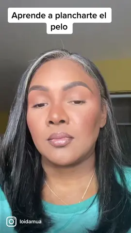 Si tú no aprende porque tú no quiere’ porque yo te traigo los reales truco para que tú aprendas de una arreglada tu pelo a maquillarte todo aquí vengo yo. Esta vez te traigo un tutorial de cómo pasarte la plancha en tu pelo sin que se te queme una forma fácil y sencilla. Se queda este paso a paso de cómo yo me paso a la plancha, empezando por el protector térmico que es su función es proteger la hebra del calor de la plancha. Lo único que yo te aconsejo es que no abuses de la plancha, es decir, no es que te la vas a pasar todos los días ni toda la semana solamente los momentos en que sean  100% necesario de lo contrario sigue haciéndote tus rolos y pasándote tu blower  de manera no tan directa a la hebra para que no la maltrate porque recuerda que lo que queremos es tener un pelo sano largo y brilloso.  Productos usados: Protector térmico @lorealusa #frizzkillerserum  Plancha @prolissusa  #loidamua #seguimosavanzando #hoytocapeloliso  #dandolotodo #dandolomejor #Diosencontrol #fypシ #foryou 