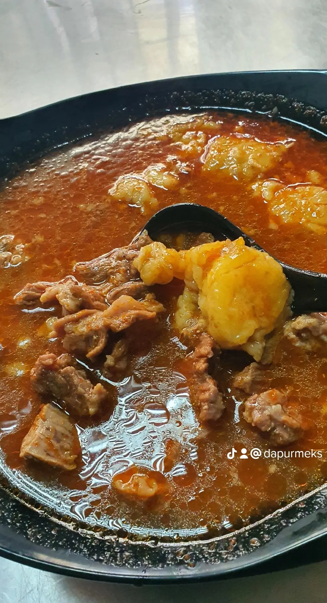 Mari2 pakat singgah di Restoran Dapur Meks Viral.  Kami berada di Platinum Walk Danau Kota,  Setapak. #viral #malaysiatiktok #review #Foodie #fypシ #kelatetiktok #kelatantanfood #airasamperut #dagingsinggengosek #ikerebusgoreng #fyp #sayurlemokputeh #ikesingge #ikebekok #meecelupgolok 