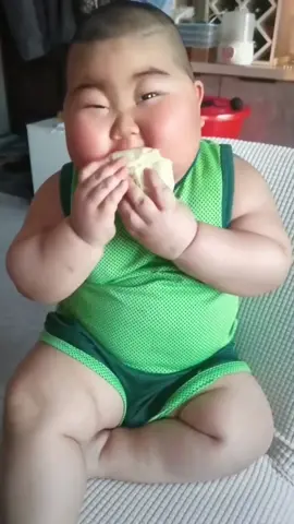 Wow! Look how the big baby chews on his food! #laughingishealing #foryou #Damn #encouragement #bread #hungry #diet #fast #fyp #foryourpage #mami #Florida  #Texas #turkeyearthquake #syriaearthquake #c4news #channel4news #foryoupage #foryou #earthquake #haitiant #jamaican #dominican # jamaica #chile #brazil #southafrica #baby #bigbaby