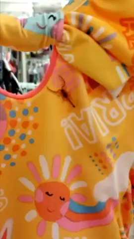 Meu deus um escorpião na ropa na  loja 😱😱😱😱😱😱😱😱😱