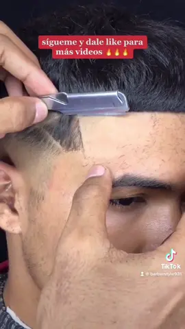 Concejos para remarcar la frente : Siempre aplicar gel para afeitar . Ser muy cuidados con la navaja ya que es muy filosa  🔪🔥. . . Seguinos para aprender de barberia . . . . . . . . . #tipsbarberia #barbershop #barberia #tutorial #concejos #barberiaviral #cortedebarba #cortedepelo #perfiladodecejashombres #tiktokbarber 
