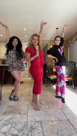 Todos tenemos esa amiga que lo da Todo @anahidec 🤣 @gennesishurtado 