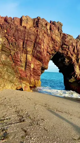 📍Pedra Furada  tornou- se símbolo de Jericoacora ,  a pedra é uma formação rochosa , com um grande buraco no meio, esculpido pela ação da natureza. Diz a lenda, que fazer um pedido sobre o arco, tal pedido se realizará.🌊✨ #jericoacoara #pedrafuradajeri #ceara #nordestenotiktok  #reels#nordeste #vemprajeri #oparaisoeaqui#cartaopostal  #praiadapipa #pipabeach #piparaíso #tibaudosul #turismo #nordeste #nordestemeulindo #nordestepraiano #meuriograndedonorte #brasil #RNatural #CenarioPotiguar #eucurtoonordeste #praia #brasilclick #riograndedonorte #praiasdorn #instanature #vocêfotógrafodoagorarn #MTur #oceano_brasil #EmbarquenaViagem #destinosbrasileiros #dicadeturista #essemundoenosso #fantrip #bemvindosabordo #SoulLitoral #SoulBrasil #experimentepipa #tiktok #fyp #foryou #bbb23 