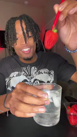 I made a strawberry popsicle #strawberry #viral #foryou #viralvideo #greenscreenvideo 
