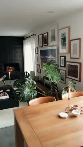 The vibes tonight are immaculate 🌴 #losangeles #goldenhour #sunset #california #housetour #cozyvibes #housedesign #livingroomdecor #interiordecor #midcenturymodern 