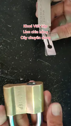 Khoá Việt Tiệp làm lại chìa khoá khi mất hết bằng đồ nghề chuyên dụng của thợ khoá... - Video không nhầm mục đích hướng dẫn làm việc phạm pháp.. - Đây là đồ nghề của thợ khoá,chỉ có thợ mới có và biết cách sử dụng.. - Nên sảm phẩm Khoá Việt Tiệp vẫn rất tốt và không hề dễ mở như video.. -Video chỉ giới thiệu cho nhiều người biết đến tại sao thợ khoá có thể làm chìa khoá khi bị mất hết thôi...