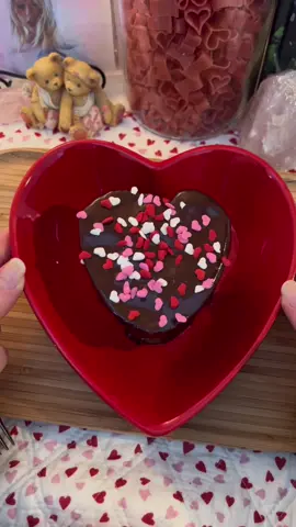 Vergen slides movei #chocolatecake #ValentinesDay #baking #heartshaped #foryoupage 
