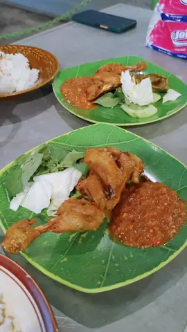 Menu lalapan gak ada matinya #ayamgoreng #lalapan 