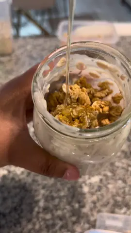 Overnight Oats😋 #GetCrackin #momtok #girlfriendprank #getunreadywithme #fyp #tiktok #fyp #baddie #girlfriend #overnightoats #foodhacks #transition #fypシ 