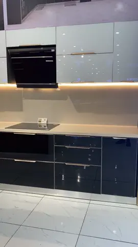 Tủ bếp Inox cánh kính phối màu đen trắng - Mặt bếp Đá Hàn Quốc Chậu liền khối.