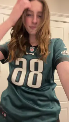 who are u rooting for!? ❤️🦅 #DanceWithTurboTax #fyp #blowthisup #makemefamoustiktok #grwmroutine #SuperBowl #eaglesfootball 