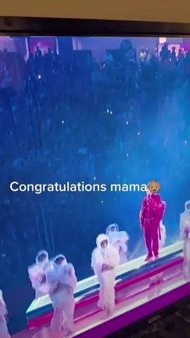 She still got moves bump and all #SuperBowl #Rhianna #superbowl #halftimeshow2023 #music #dancingqueen #babyfever 