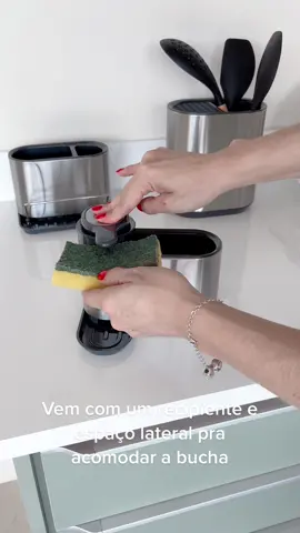 Partiu lavar uma loucinha 🤭😅 Olha só o que chegou por aqui 🤩 dispenser de detergente em aço inox, super moderninho e vai deixar sua bancada perfeita ✨ #utensiliosdecozinha #dispenserdetergente #piaorganizada #escorredorcozinha #escorredordepratos #portadetergente #itensdecozinha #cozinhamoderna #cozinhapequena #aptopequeno #meuapartamento 