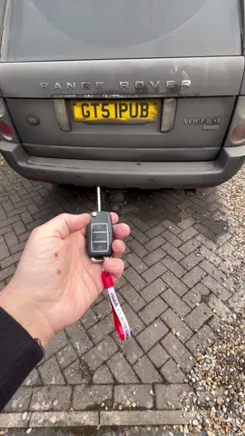 P.T. Auto Locksmith Specialists UK🇬🇧 Range Rover Vogue 2008, new aftermarket flip remote key all supplied cut and coded at the customers home! 🚫 NO RECOVERY NEEDED 🚫 NO 6 WEEKS WAITING FOR KEY Full midlands coverage with our same day service where possible! DON’T WORRY WE ARE ONLY A 📞 AWAY….. Full delaer level coding onsite for many manufacturers! 📧info@ptautolocksmiths.co.uk 💻www.ptautolocksmiths.co.uk 📲07472427640 #ptautolocksmithspecialists #ptautolocksmithspecialistsUK #immobiliserprogramming #carkeys #vankeys #hgvkeys #motorbikekeys #stolenkeys #vehiclelocksmith #automechanic #autoelectrician #vehiclediagnostics #canphantom #autowatchghost2 #rangerover #rangerovervogue #midlands #warwickshire #tamworth #leicester #nottingham #derby #cannock #hednesford #walsall #wolverhampton #twycross #twycrosszoo 