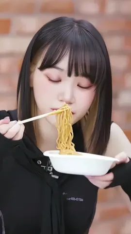 chaewon eating fancam ! #fyp #kpop #chaewon #lesserafim #viral #fancam 