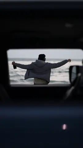 شعور انك توقف قدام البحر وتتأمل الامواج شعور جميييل.