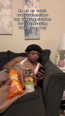 😂😂😂 Maybe next year ill have a valentines… or the year after… or after until then im on the couch. Lmaoo #fyp #foryoupage 