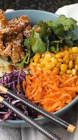 Hoy vamos a preparar un delicioso #PokeBowl, con el toque especial que nos dan los Filetitos de Pollo sabor Miel y Mostaza de #ListoParaComer.  Toma nota y saborea este tutorial. 🤤🥗 #Foodies #FoodLover #Food #TikTokFood