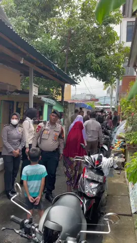 Sejumlah warga di jalan Kapitan Pattimura, Kelurahan Kalumpang, kecamatan Kota Ternate, Maluku Utara, menolak eksekusi lahan dan bangunan yang dilakukan juru sita Pengadilan Negeri (PN) Ternate,  Polres Ternate pun mengerahkan ratusan personel untuk melakukan pengamanan di lokasi. #ternate #malukuutara #viral #walikotaternate #ternate_andalan #LurahKalumpang #pnternate #eksekusirumah #polresternate 