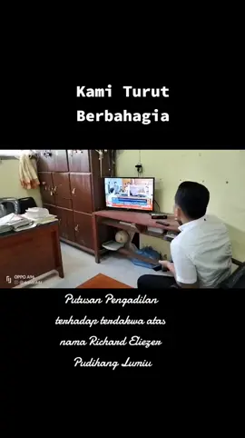 “Menjatuhkan pidana terhadap terdakwa atas nama Richard Eliezer Pudihang Lumiu dengan pidana penjara selama 1 tahun 6 bulan penjara,” kata Hakim Wahyu. Seketika ruang sidang penuh dengan gemuruh sukacita. Richard tampak menangis saat mendengar putusan tersebut.