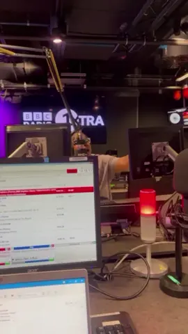 Abi kin pe Wizzy! Remi Burgz' reaction when Abracadabra remix featuring #Wizkid  premiered on radio for the first time.