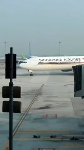 Singapore Airlines SQ953 , #airport #singaporeairlines #singaporeair #airportannouncement #soekarnohattaairport #boeing 