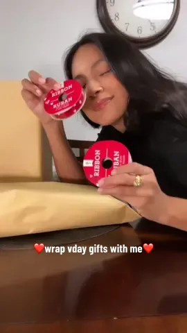 some vday wrapping 💝  #ValentinesDay #vday #wrappinggifts #gifts #wrappingpresents #fyp #latinacreator 