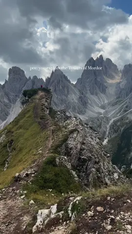 Welcome to Cadini di Misurina in the dolomites region of Italy, aka the Towers of Morder 🇮🇹 #italy #dolomites #trentino #dolomiti #italia #italymountains #italytravel #cadinidimisurina #dolomitesitaly #dolomiteshiking #traveldolomites #travelblogger