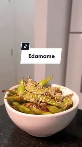 Edamame de petisco é a minha nova religião 🙌🏻❤️  Marca um amigo que precisa fazer pra vocês!  #edamame #edamamebeans #soja #vagem #culinariaasiatica #comidajaponesa #petiscos #petiscovegano  #petiscosemcasa #receitasfaceis #carnavaltiktok #verao #vegano #comidavegana 