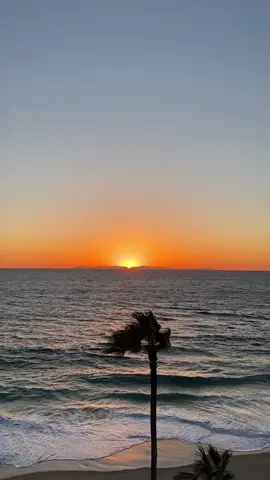 Beautiful view of Catalina Island. Enjoy this 1 min video of pure bliss. Chilly evening ahead. But this view is one for the books. #fyp #lagunabeachsunset #sunset #oceann #asmr 