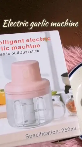 Intelligent electric garlic machine. 👌 #tiktokfinds #mommyfinds #garlicchopperelectricfoodchopper #tiktokfindsnikimmy #recos #mommyrecos 