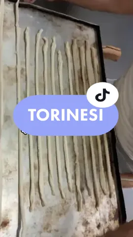 Molti spacciano i loro grissini per torinesi, ma la ricetta originale è rimasta un segreto per pochi.  Tra quei pochi io ci sono e questo è il risultato.  #grissini #torinesi 
