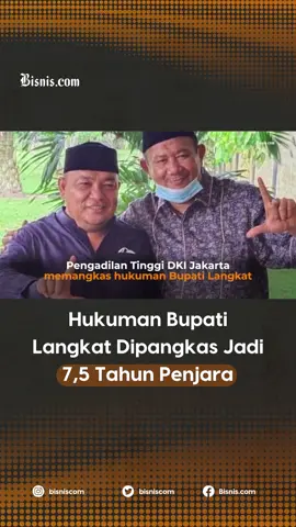 Pengadilan Tinggi DKI Jakarta memangkas hukuman terhadap  Bupati Langkat nonaktif Terbit Rencana Perangin Angin dari 9 tahun menjadi 7,5 tahun penjara.  Majelis hakim tinggi juga mengurangi hukuman terhadap kakak kandung Terbit, Iskandar Perangin Angin, menjadi 6 tahun penjara. Terbit dan Iskandar adalah pelaku utama dalam kasus suap pengadaan barang dan jasa di Kabupaten Langkat. Pengungkapan kasus ini bermula dari operasi tangkap tangan atau OTT Komisi Pemberantasan Korupsi (KPK) beberapa waktu lalu. Selain pidana badan, majelis hakim tinggi DKI Jakarta menjatuhkan denda senilai Rp300 juta subsidair 5 bulan penjara kepada kedua terdakwa yakni Terbit dan Iskandar Perangin Angin.  #tiktokberita #bupatilangkat #langkat #ottkpk #korupsi #koruptor #kpk 