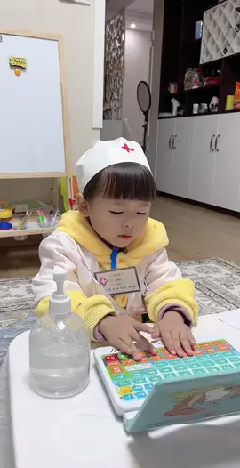 刁主任今天在骨科，患者是刁总#งับแต้มแก้มตู้ม #小柠檬的趣味瞬间 #萌娃搞笑日常 #父女搞笑日常 #人类幼崽成长记 #专治不开心 #搞笑日常 #搞笑 #萌娃 #搞笑影片 #爸爸带娃 #萌娃搞笑瞬間 #搞笑视频 #搞笑视频＃专治不开心