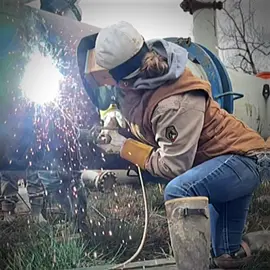 from welder’s helper to welder. if i can break out you can too! 💋 #mainlinemadi #weldernation #bluecollarbabe #oilfield #rigwelder  
