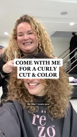 let’s go to the salon for a curly cut + color!  today I visited @rezosalonnyc and saw my stylists @_mia.curls and @smadarscolorfulcurls — my curls came out so good 🤩💛 thank you to the rëzo salon team for the discounted services!  #curlycut #rezocut #rëzocut #rëzostylist #rëzosalon #curlyhairtransformation #grwm #dailyvlog #curlyhaircut 