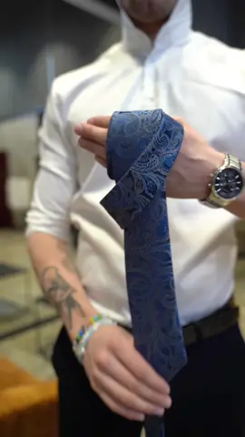 How to do the slim tie knot🙌🏼                  #suits #fyp #styleinspo #howto #tie 