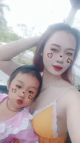 có những đêm buồn một mình em ôm con ngồi khóc 🥺